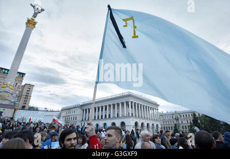 Kiew, Ukraine. 18. Mai 2016. Krim-Tataren eine Gedenken an Sitzung teilnehmen zum 72. Jahrestag der Deportation der Krimtataren aus der Krim 1944 durch die Sowjetunion auf dem Unabhängigkeitsplatz. © Vasyl Shevchenko/Pacific Press/Alamy Live-Nachrichten Stockfoto