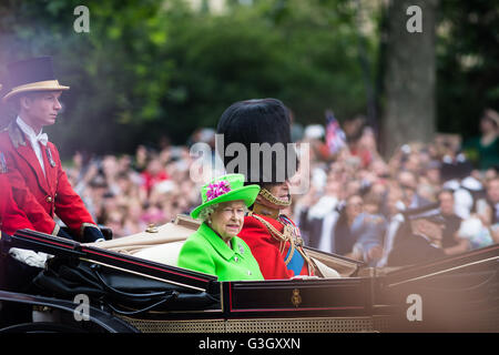 London, UK. 11. Juni 2016. Die britische Königin Elizabeth II und Prinz Philip, Duke of Edinburgh Reisen in einer Pferdekutsche während Trooping The Colour Parade. Wiktor Szymanowicz/Alamy Live-Nachrichten Stockfoto