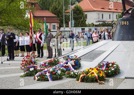 Prag, Tschechische Republik. 8. Mai 2016. Blumenkränze vor dem Denkmal der zweite Widerstandsbewegung, in Mala Strana, während einer Feierstunde am Tag der Befreiung. Die Termine auf dem Denkmal sind "1938-1945', da ein Teil dann Tschechoslowakei wurden von den Nazis 1938, ein Jahr vor Beginn des zweiten Weltkrieges wegen der berüchtigten Münchner Abkommen beigefügt. © Piero Castellano/Pacific Press/Alamy Live-Nachrichten Stockfoto
