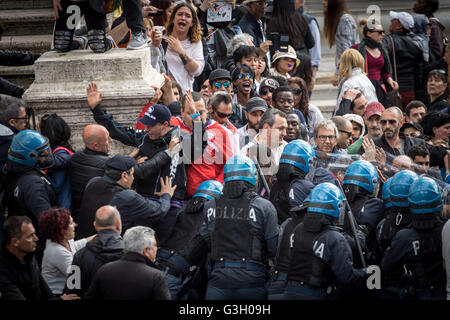 Rom, Italien. 12. Mai 2016. Italienische Polizei setzte Wasserwerfer um eine Gehäuse-Demo aus dem Campidoglio-Platz vor dem Rathaus zu löschen. Die Demonstranten Werbetätigkeit für neue Wohn- und niedrigere mieten zuvor mit Polizei zusammenstießen hatte, wurden einige Verletzungen gemeldet, nachdem Demonstranten Flaschen auf Polizisten warfen. Der Protest war gegen die Wohnungspolitik. © Andrea Ronchini/Pacific Press/Alamy Live-Nachrichten Stockfoto