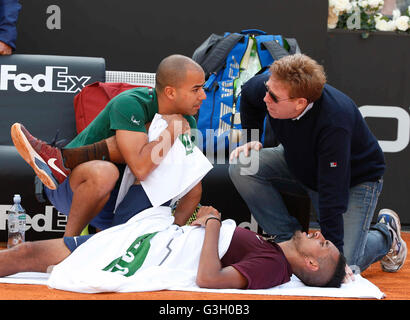 Rom, Italien. 12. Mai 2016. Nick Kyrgios Australiens in 3. Vorrundenspiel der Italian Open Tennisturnier BNL 2016 gegen Rafael Nadal aus Spanien. © Ciro De Luca/Pacific Press/Alamy Live-Nachrichten Stockfoto