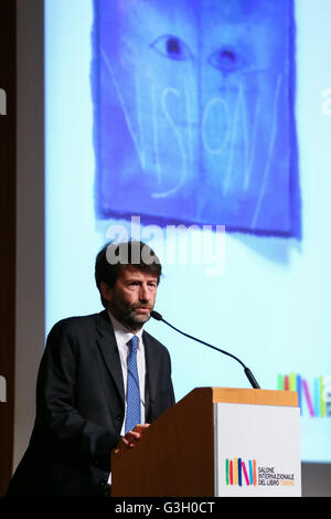 Turin, Italien. 12. Mai 2016. Der Minister für Kultur-Aktivitäten und Tourismus Dario Franceschini auf der internationalen Buchmesse XXIX. © Elena Aquila/Pacific Press/Alamy Live-Nachrichten Stockfoto