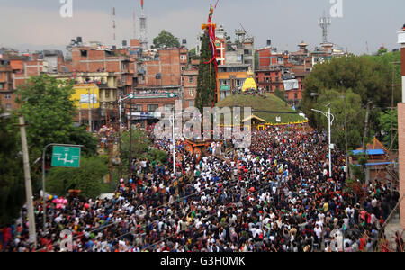 Lalitpur, Nepal. 10. Mai 2016. Anhänger ziehen den Wagen der Rato Machhendranath während des ersten Tages der Rato Machhendranath Festival. Rato Machhendranath wird sowohl von Hindus und Buddhisten als Regengott für Wohlstand verehrt. © Archana Shrestha/Pacific Press/Alamy Live-Nachrichten Stockfoto