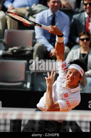 Rom, Italien. 10. Mai 2016. Kei Nishikori Japans gibt den Ball während zweiten Vorrundenspiel am Italian Open Tennisturnier BNL2016 gegen Viktor Troicki Serbiens auf dem Foro Italico zurück. © Ciro De Luca/Pacific Press/Alamy Live-Nachrichten Stockfoto