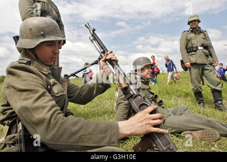 Kiew, Ukraine. 8. Mai 2016. Mitglieder der historischen militärischen Vereine tragen in den zweiten Weltkrieg Uniformen nehmen einen Teil in einem Militär-historisches Festival vor der Rekonstruktion der Schlacht des zweiten Weltkriegs zwischen deutschen und Ukrainischen Aufstandsarmee in Kiew, Ukraine, am 8. Mai 2016. Länder der ehemaligen UdSSR Jahrestag den 71. des Sieges über Nazi-Deutschland im zweiten Weltkrieg. © Vasyl Shevchenko/Pacific Press/Alamy Live-Nachrichten Stockfoto