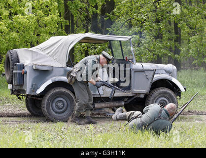 Kiew, Ukraine. 8. Mai 2016. Mitglieder der historischen militärischen Vereine in den zweiten Weltkrieg Uniformen tragen beteiligen die Rekonstruktion der Schlacht des zweiten Weltkriegs zwischen deutschen und Ukrainischen Aufstandsarmee während eines Militär-historischen Festivals in Kiew, Ukraine, am 8. Mai 2016. Länder der ehemaligen UdSSR Jahrestag den 71. des Sieges über Nazi-Deutschland im zweiten Weltkrieg. © Vasyl Shevchenko/Pacific Press/Alamy Live-Nachrichten Stockfoto