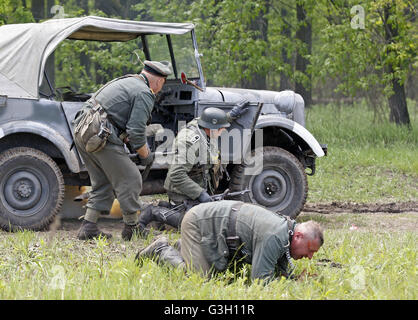 Kiew, Ukraine. 8. Mai 2016. Mitglieder der historischen militärischen Vereine in den zweiten Weltkrieg Uniformen tragen beteiligen die Rekonstruktion der Schlacht des zweiten Weltkriegs zwischen deutschen und Ukrainischen Aufstandsarmee während eines Militär-historischen Festivals in Kiew, Ukraine, am 8. Mai 2016. Länder der ehemaligen UdSSR Jahrestag den 71. des Sieges über Nazi-Deutschland im zweiten Weltkrieg. © Vasyl Shevchenko/Pacific Press/Alamy Live-Nachrichten Stockfoto