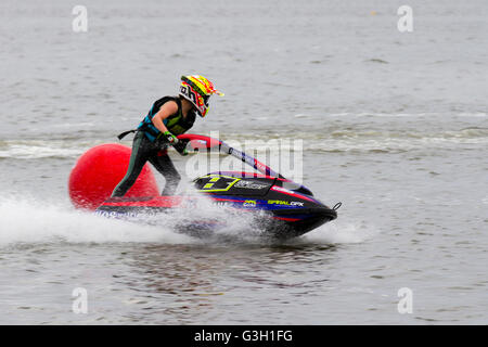 Liverpool, Merseyside, England 11. Juni 2016. 11 jährige Lucy Gadsby von Tarleton in Lancashire, runden Reiten ein 800er Yamaha gewinnt Junior Ski Lite und Damen Ski Lite in den JSRA British Championships in Crosby Marina, Liverpool. Sport Empfindung Lucy, die nur Jet Ski Rennen vor einem Jahr begann, führt derzeit die junior Meisterschaft gewann heute wieder hier. Bildnachweis: MediaWorldImages/Alamy Live-Nachrichten Stockfoto