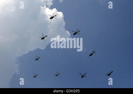 (160612)--MANILA, 12. Juni 2016 (Xinhua)--Hubschrauber aus der philippinischen Luftwaffe fliegen in Formation während der Feier der 118. Philippine Independence Day in Manila, Philippinen, 12. Juni 2016. Die Philippinen feierte den 118. Jahrestag der Proklamation der Unabhängigkeit von der spanischen Herrschaft. (Xinhua/Rouelle Umali) (d) Stockfoto