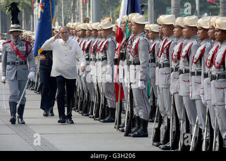 (160612)--MANILA, 12. Juni 2016 (Xinhua)--philippinische Präsident Benigno Aquino III begrüßt, wie er geht vor Wachen während der Feier der 118. Philippine Independence Day in Manila, Philippinen, 12. Juni 2016 Ehren. Die Philippinen feierte den 118. Jahrestag der Proklamation der Unabhängigkeit von der spanischen Herrschaft. (Xinhua/Rouelle Umali) (d) Stockfoto