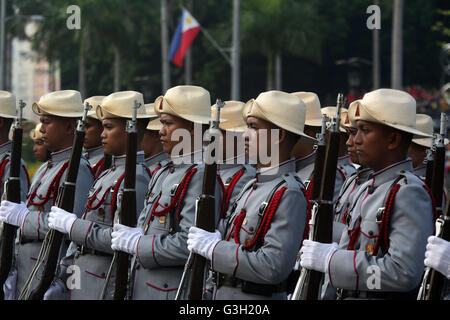 (160612)--MANILA, 12. Juni 2016 (Xinhua)--Ehrengarde besuchen die Feier des 118. Philippine Independence Day in Manila, Philippinen, 12. Juni 2016. Die Philippinen feierte den 118. Jahrestag der Proklamation der Unabhängigkeit von der spanischen Herrschaft. (Xinhua/Rouelle Umali) (d) Stockfoto