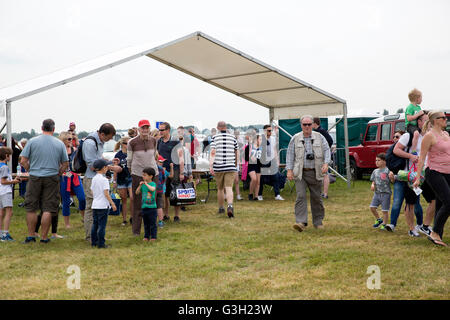 Biggin Hill, UK, 11. Juni 2016, Menschenmassen strömen in Biggin Hill Festival of Fligh Credit: Keith Larby/Alamy Live News Stockfoto