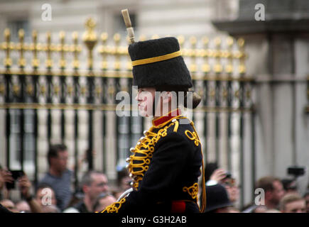 London, UK. 11. Juni 2016. Kings Troop Royal Horse Artillery vorbei an Buckingham Palast Credit: Chris Carnell/Alamy Live News Stockfoto