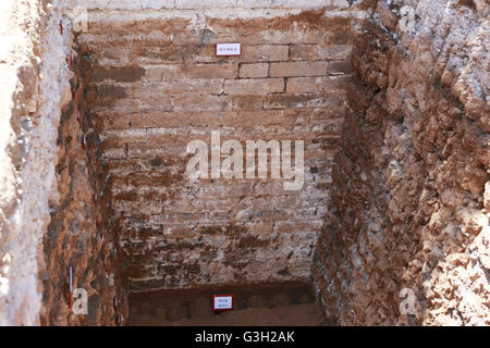 (160612)--Peking, 12. Juni 2016 (Xinhua)--Foto am 11. Juni 2016 zeigt die Reliquien der Wand Stand und Haufen Caps der frühen Ming-Dynastie (1368-1644) Paläste auf dem Platz der wohlwollenden Friedenssaal im Palace Museum oder die Verbotene Stadt in Peking, Hauptstadt von China. Des Archäologischen Instituts der Palast Museum Research Academy bekannt, dass eine alte Stiftung des ehemaligen königlichen Palastes in einer Prospektion Grube im Nordwesten der Changxin Tor der wohlwollenden Friedenssaal gefunden wurde. Archäologen finden innerhalb der Grube, die 2,5 Meter breit und 5,4 Meter lang ist, Tile floo Stockfoto