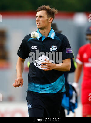 Old Trafford, Manchester, UK. 24. Juni 2016. NatWest T20 Blast. Lancashire Lightning versus Worcestershire Stromschnellen. Worcestershire Rapids Alleskönner bereitet Ed Barnard in das Becken. © Aktion Plus Sport/Alamy Live-Nachrichten Stockfoto