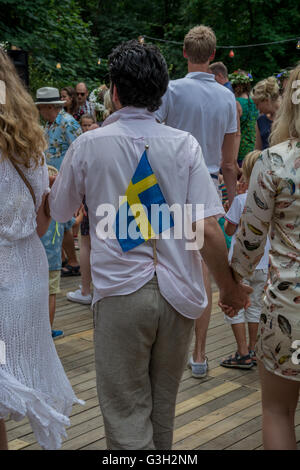 Skanör, Schweden. 24. Juni 2016. Mittsommer-Feierlichkeiten in Skanör.  Schwedische Flagge. Tommy Lindholm/Alamy Live-Nachrichten Stockfoto