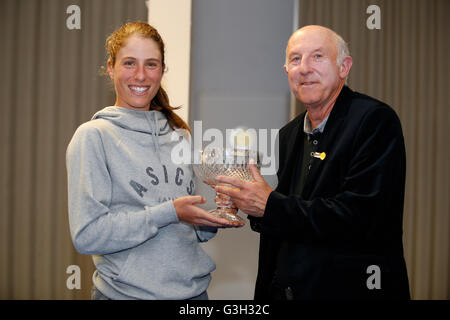 Eastbourne, Vereinigtes Königreich. 24. Juni 2016. Aegon International Eastbourne-Tennis-Turnier. Johanna Konta (GBR) präsentierte eine Devonshire Park Lawn Tennis Club lebenslange Mitgliedschaft Trophäe von Ken Pollock Credit: Action Plus Sport/Alamy Live News Stockfoto