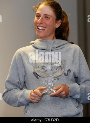 Eastbourne, Vereinigtes Königreich. 24. Juni 2016. Aegon International Eastbourne-Tennis-Turnier. Johanna Konta (GBR) präsentierte eine Devonshire Park Lawn Tennis Club lebenslange Mitgliedschaft Trophäe von Ken Pollock Credit: Action Plus Sport/Alamy Live News Stockfoto