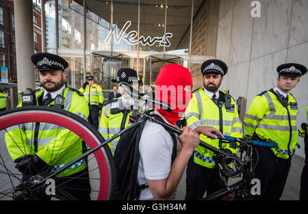 London, UK. 24. Juni 2016. Verteidigen Sie alle Migranten. Ein Post EU Referendum Protest unter der Leitung von ein paar hundert pro-Flüchtling Demonstranten und Anti-Regierungs-anarchistischen Gruppen marschierten von Aldgate East London News UK HQ in London Bridge Credit: Guy Corbishley/Alamy Live News Stockfoto