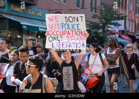 New York, USA. 24. Juni 2016.  Demonstranten fahren Sie entlang der Bleeker Street. Mitglieder und Unterstützer der Transgender-Community in New York marschierten für die 12. jährlichen Trans Aktionstag, im Anschluss an die Dreharbeiten in der Puls-Diskothek, frequentiert die LGBTQ Gemeinschaft Orlando. Bildnachweis: M. Stan Reaves/Alamy Live-Nachrichten Stockfoto