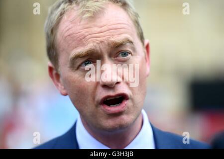 Tim Farron MP, Führer der Liberaldemokraten, auf EU-Referendum Ergebnis Tag am College Green, London UK Stockfoto