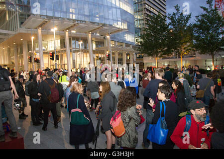London, England. 24. Juni 2016. Eine Gruppe von Demonstranten außerhalb News UK. Brayan Alexander Lopez Garzon/Alamy lebt News Stockfoto