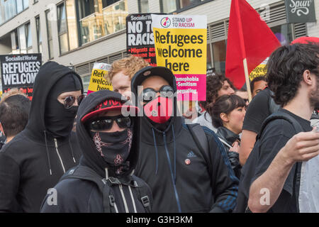 London, UK. 24. Juni 2016. Demonstranten, einschließlich einer Gruppe in schwarz und maskierten März aus der Rallye in gekleidet Alta Ali Park zu den Büros von News International am Tag nach Großbritannien stimmten die EU verlassen. Sie protestierten gegen Rassismus, für die Rechte von Migranten und gegen faschistische Gewalt und argumentieren, dass die Migration und Migranten wurden angegriffen und zum Sündenbock gemacht nicht nur durch Kampagnen bleiben und lassen, sondern durch die etablierten Parteien und Medien in mehr als 20 Jahren Hass schüren, indem er darauf besteht, dass Einwanderer sind ein "Problem". Peter Marshall/Alamy Live-Nachrichten Stockfoto