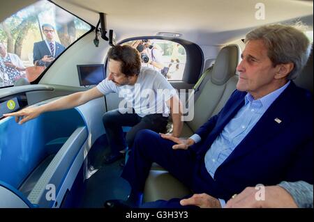 US-Außenminister John Kerry Googles selbstfahrende Auto Google-Mitgründer Sergey Brin an der 2016 Global Entrepreneurship Innovation Marketplace 23. Juni 2016 in Palo Alto, Kalifornien zeigt. Stockfoto