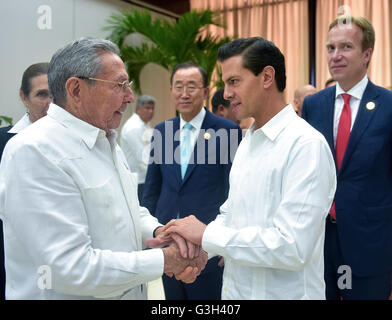 Mexikanische Präsident Enrique Pena Nieto schüttelt Hände mit kubanischen Staatschef Raul Castro während der feierlichen Unterzeichnung Ende 50-Jahren des Blutvergießens zwischen der FARC-Guerilla und der kolumbianischen Regierung 23. Juni 2016 in Havanna, Kuba. Stockfoto