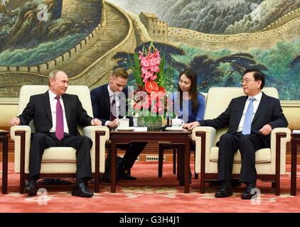 Peking, China. 25. Juni 2016. Zhang Dejiang (R, vorne), Vorsitzender der ständigen Ausschuss von Chinas nationale Menschen des Kongresses, trifft sich mit russischen Präsidenten Vladimir Putin (L, vorn) in Peking, Hauptstadt von China, 25. Juni 2016. Bildnachweis: Li Xueren/Xinhua/Alamy Live-Nachrichten Stockfoto