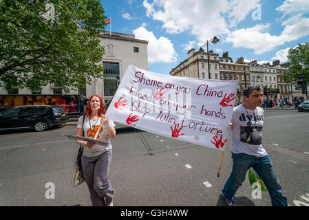Hunderte von Menschen marschierte Trog Central London zur chinesischen Botschaft protestieren gegen grausame Fleisch-Festival in Yulin, Provinz Guangxi in China während der Sommersonnenwende im Juni. Das Festival dauert rund 10 Tage in denen es schätzungsweise 10.000 ist. 24. Juni 2016. 15.000 Hunde getötet und verbraucht viele von ihnen gestohlen werden Haustiere und verirrt. © Velar Grant/ZUMA Draht/Alamy Live-Nachrichten Stockfoto