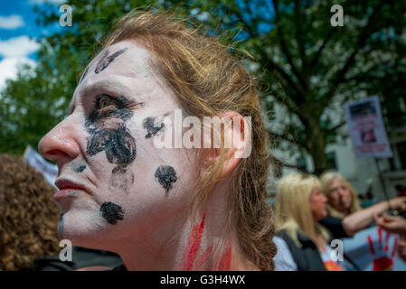 Hunderte von Menschen marschierte Trog Central London zur chinesischen Botschaft protestieren gegen grausame Fleisch-Festival in Yulin, Provinz Guangxi in China während der Sommersonnenwende im Juni. Das Festival dauert rund 10 Tage in denen es schätzungsweise 10.000 ist. 24. Juni 2016. 15.000 Hunde getötet und verbraucht viele von ihnen gestohlen werden Haustiere und verirrt. © Velar Grant/ZUMA Draht/Alamy Live-Nachrichten Stockfoto