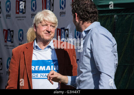 London, UK. 24. Juni 2016. Stanley Johnson, Politiker, Autor und Vater Boris Johnson, spricht mit den Medien über Großbritanniens Volksabstimmung, die Europäische Union zu verlassen. Bildnachweis: Mark Kerrison/Alamy Live-Nachrichten Stockfoto