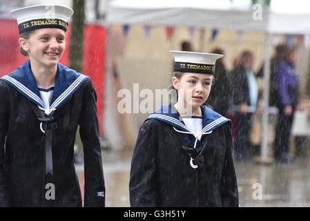Manchester UK 25. Juni 2016 zwei junge Meer Kadetten trotzen den Regen vor der Eröffnung des Manchester Armed Forces Day Takesing Ortes in St Peter es Square im Zentrum von Manchester, als Teil einer nationalen Aufwertung des Militärs. Bildnachweis: John Fryer/Alamy Live-Nachrichten Stockfoto