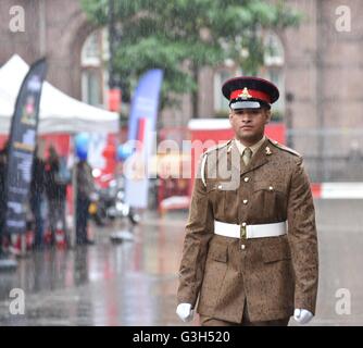 Manchester UK 25. Juni 2016 Soldat trotzt den Regen vor der Eröffnung des Manchester Armed Forces Day Takesing Ortes in St Peter es Square im Zentrum von Manchester, als Teil einer nationalen Aufwertung des Militärs. Bildnachweis: John Fryer/Alamy Live-Nachrichten Stockfoto