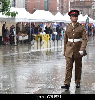 Manchester UK 25. Juni 2016 Soldat trotzt den Regen vor der Eröffnung des Manchester Armed Forces Day Takesing Ortes in St Peter es Square im Zentrum von Manchester, als Teil einer nationalen Aufwertung des Militärs. Bildnachweis: John Fryer/Alamy Live-Nachrichten Stockfoto