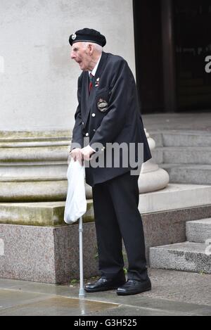 Manchester UK 25. Juni 2016 erfahrene Soldat trotzt den Regen vor der Eröffnung der Manchester Armed Forces Day statt in St Peter es Square im Zentrum von Manchester, als Teil einer nationalen Aufwertung des Militärs. Bildnachweis: John Fryer/Alamy Live-Nachrichten Stockfoto