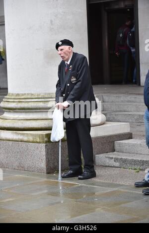 Manchester UK 25. Juni 2016 erfahrene Soldat trotzt den Regen vor der Eröffnung der Manchester Armed Forces Day statt in St Peter es Square im Zentrum von Manchester, als Teil einer nationalen Aufwertung des Militärs. Bildnachweis: John Fryer/Alamy Live-Nachrichten Stockfoto