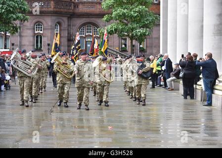 Manchester UK 25. Juni 2016 Soldaten führen den Marsch, da Manchester Armed Forces Day im Rahmen der nationalen Anerkennung des Militärs in St Peter es Square im Zentrum von Manchester, stattfindet. Bildnachweis: John Fryer/Alamy Live-Nachrichten Stockfoto