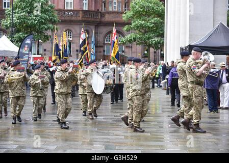 Manchester UK 25. Juni 2016 Soldaten führen den Marsch, da Manchester Armed Forces Day im Rahmen der nationalen Anerkennung des Militärs in St Peter es Square im Zentrum von Manchester, stattfindet. Bildnachweis: John Fryer/Alamy Live-Nachrichten Stockfoto