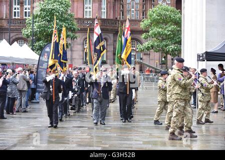Manchester UK 25. Juni 2016 Veteranen Marsch mit Normen, da Manchester Armed Forces Day im Rahmen der nationalen Anerkennung des Militärs in St Peter es Square im Zentrum von Manchester, stattfindet. Bildnachweis: John Fryer/Alamy Live-Nachrichten Stockfoto