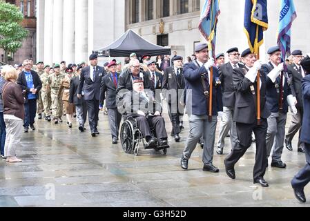 Manchester UK 25. Juni 2016 Veteranen Marsch mit Normen, da Manchester Armed Forces Day im Rahmen der nationalen Anerkennung des Militärs in St Peter es Square im Zentrum von Manchester, stattfindet. Bildnachweis: John Fryer/Alamy Live-Nachrichten Stockfoto