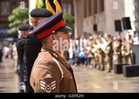Manchester UK 25. Juni 2016 Soldaten stehen, um Aufmerksamkeit, da Manchester Armed Forces Day im Rahmen der nationalen Anerkennung des Militärs in St Peter es Square im Zentrum von Manchester, stattfindet. Bildnachweis: John Fryer/Alamy Live-Nachrichten Stockfoto