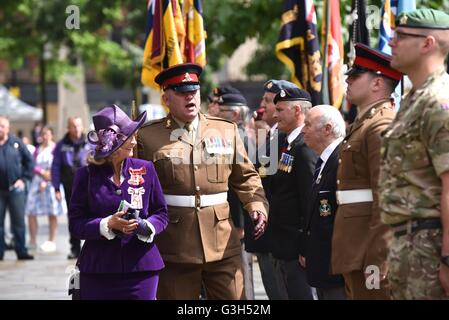 Manchester UK 25. Juni 2016 der Queen repräsentieren abgeleitete inspiziert die Soldaten wie Manchester Armed Forces Day im Rahmen der nationalen Anerkennung des Militärs in St Peter es Square im Zentrum von Manchester, stattfindet. Bildnachweis: John Fryer/Alamy Live-Nachrichten Stockfoto