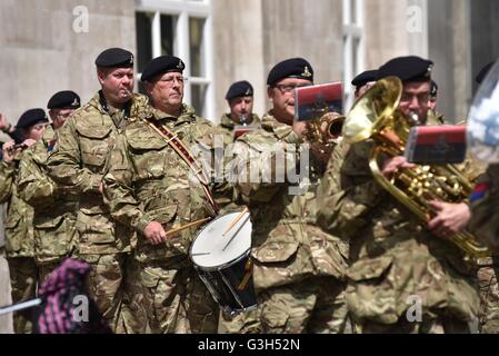 Manchester UK 25. Juni 2016 militärische band spielt, da Manchester Armed Forces Day im Rahmen der nationalen Anerkennung des Militärs in St Peter es Square im Zentrum von Manchester, stattfindet. Bildnachweis: John Fryer/Alamy Live-Nachrichten Stockfoto