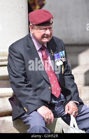Manchester UK 25. Juni 2016 erfahrene Soldat beruht, denn er wartet auf den Beginn der Manchester Armed Forces Day, als Teil einer nationalen Aufwertung des Militärs in St Peter es Square im Zentrum von Manchester, stattfindet. Bildnachweis: John Fryer/Alamy Live-Nachrichten Stockfoto