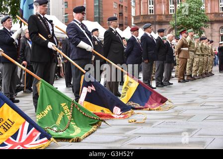 Manchester UK 25. Juni 2016 Veteranen senken ihre Standards während der Nationalhymne, da Manchester Armed Forces Day im Rahmen der nationalen Anerkennung des Militärs in St Peter es Square im Zentrum von Manchester, stattfindet. Bildnachweis: John Fryer/Alamy Live-Nachrichten Stockfoto