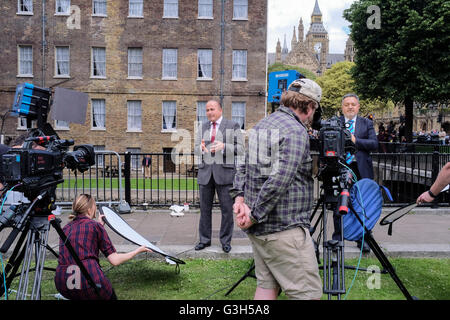 London, UK. 24. Juni 2016. TV-Nachrichten Reporter vorhanden Kamera-live, gegenüberliegenden Houses of Parliament, Westminster, die nach dem Ergebnis der UK Referendum zum EU-Beitritt. Bildnachweis: mark Phillips/Alamy Live News Stockfoto