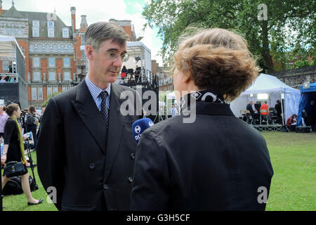 Der konservative Abgeordnete Jacob Rees-Mogg wird von einem Nachrichtenreporter in Abingdon Street Gardens, Westminster, interviewt. Stockfoto