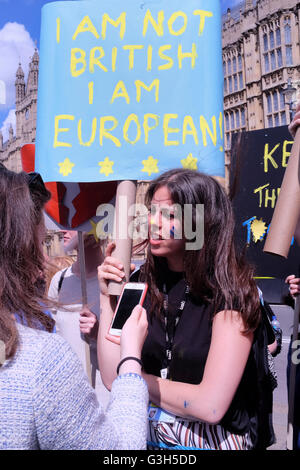 London, UK. 24. Juni 2016 zeigt junge weibliche pro bleiben Unterstützer Plakat Unterstützung für weitere EU-Mitgliedschaft zu erklären. Rund 80 % der 18-24-jährigen gestimmt, Teil der EU in UK Referendum zu bleiben. Bildnachweis: mark Phillips/Alamy Live News Stockfoto